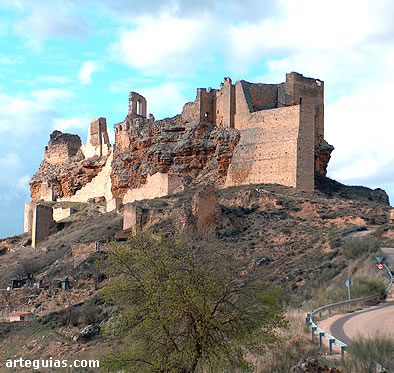 Imponente mole del castillo de Zorita de los Canes