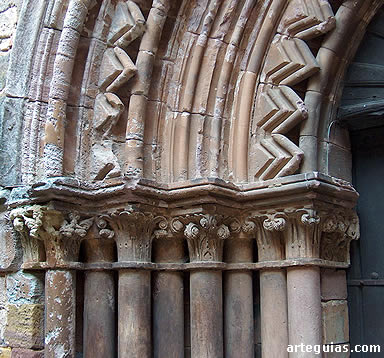Detalle de la portada. Santa Mar&iacute;a de Mave