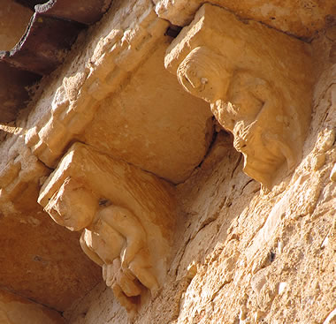 Canecillos de la iglesia de Santa Marta del Cerro