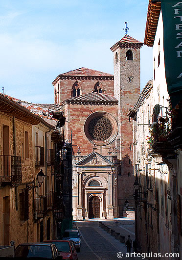 Sig&uuml;enza desde las calles del casco antiguo