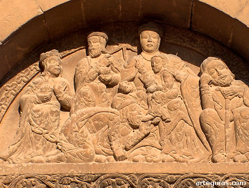 Detalle del t&iacute;mpano de la iglesia de San Miguel Arc&aacute;ngel de Biota con la escena de la Epifan&iacute;a de los Reyes Magos