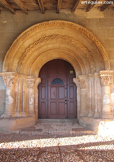 Portada del templo de Torreandaluz