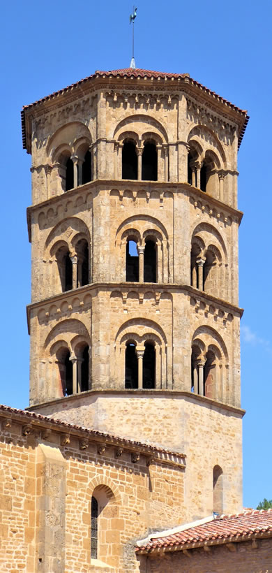 &Eacute;glise Notre-Dame de Anzy-le-Duc: campanario