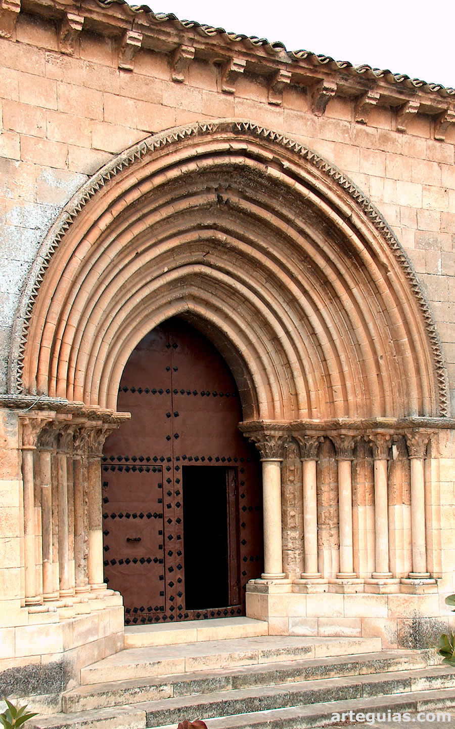 Portada de la iglesia de Arcas