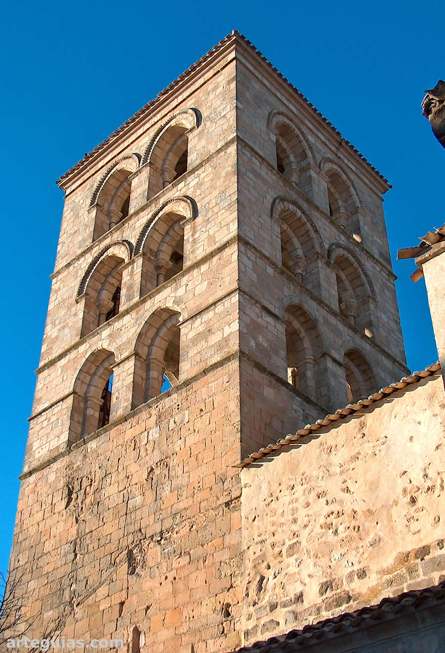 Campanario rom&aacute;nico de Valdeolivas
