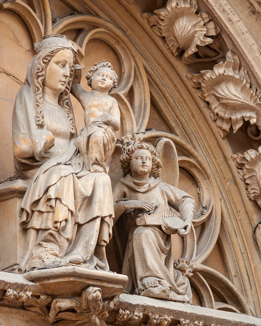 Detalle de la portada g&oacute;tica de la Bas&iacute;lica de San Miguel