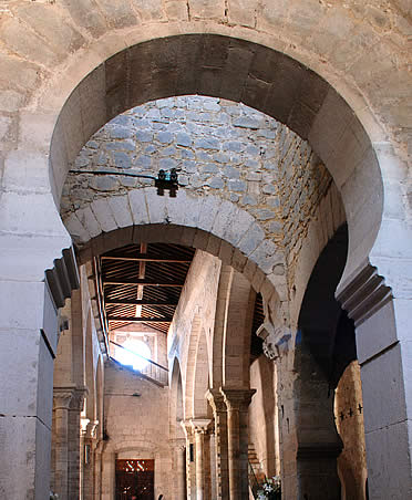 Arco prerrom&aacute;nico de la iglesia de Wamba. Siglo X