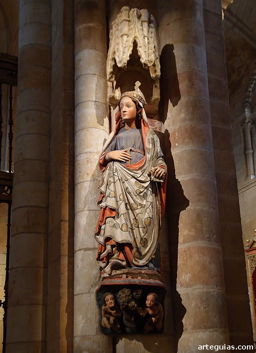 Estatua g&oacute;tica de la Virgen en la Colegiata de Toro, Zamora