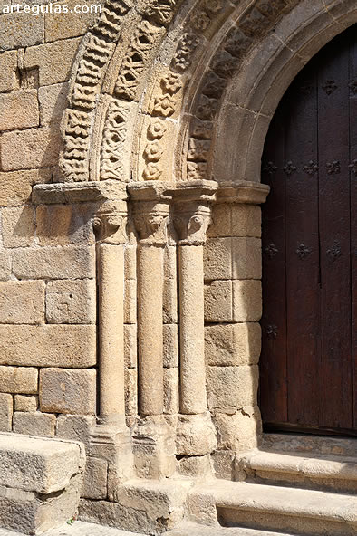 Parte norte de la puerta occidental de la iglesia de Fermoselle