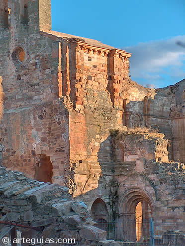 Rom&aacute;nticas y gigantescas ruinas de la iglesia del Monasterio de Moreruela
