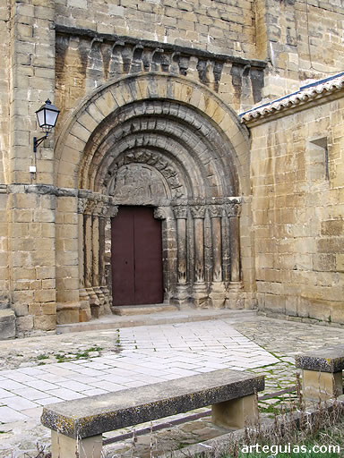 Puerta principal de la iglesia de San Nicol&aacute;s de El Frago