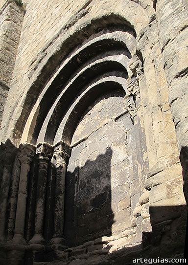 Puerta meridional de la iglesia de El Salvador