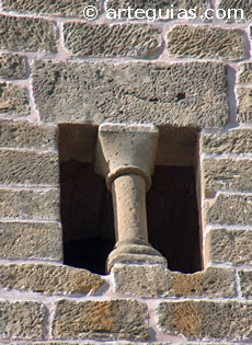 Ventana n una torre del castillo de S&aacute;daba