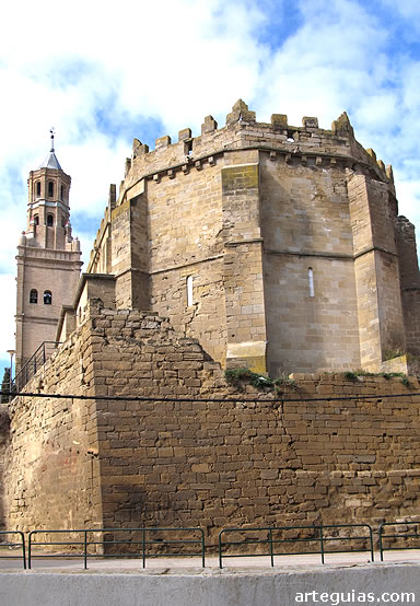 Iglesia de Santa Mar&iacute;a: cabecera fortificada con almenado