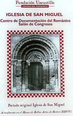Cartel colocado en la iglesia de San Miguel de Uncastillo explicando el paradero de su portada